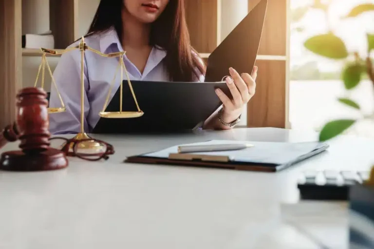 female-lawyers.webp
